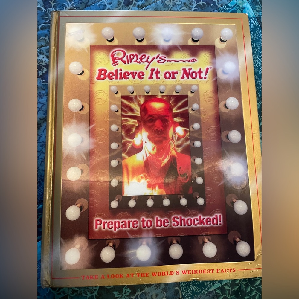 Ripley's Believe it or Not Vintage 2008 Holographic Cover Book